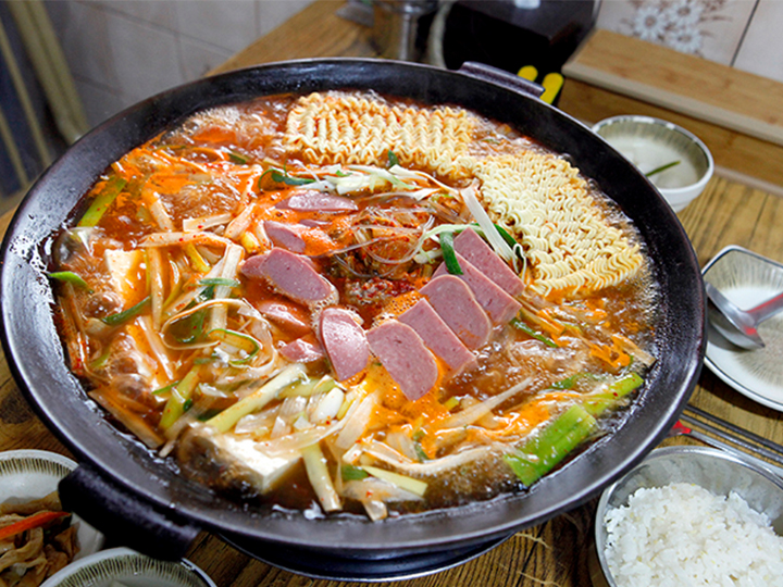 동서양의 맛이 어우러진 부대찌개의 원조 | 영상속경기도 | 경기관광플랫폼 동서양의 맛이 어우러진 부대찌개의 원조  | 영상속경기도... 